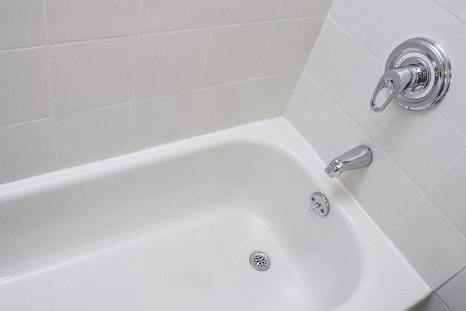 best way to clean bottom of bathtub